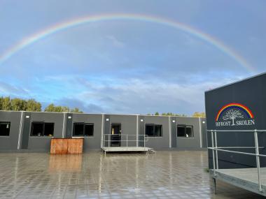 Skolen, hvor der er en regnbue på himlen